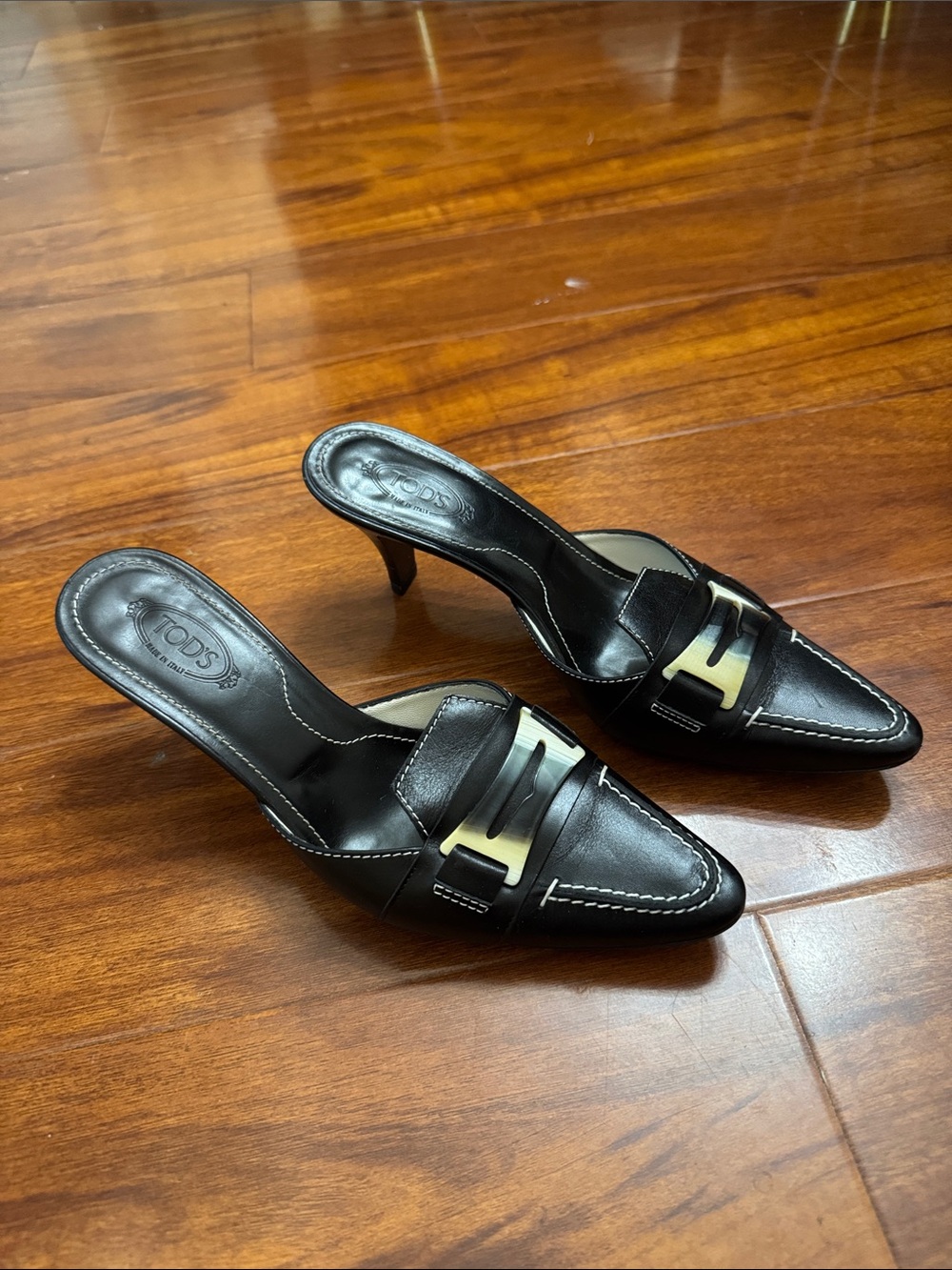 TOD’S KITTEN HEEL MULES 7-1/2 BLACK LEATHER & MARBLED BUCKLE